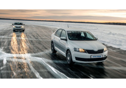 Зимняя шина Toyo Observe Ice-Freezer 215/65 R16 98T (шип)