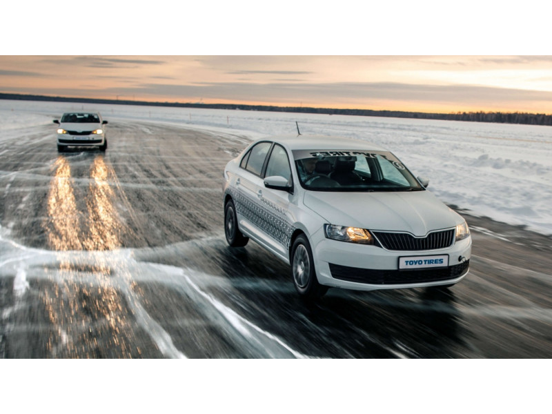 Зимняя шина Toyo Observe Ice-Freezer 215/65 R16 98T (шип)